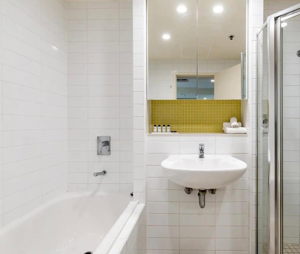 Glenelg Oasis, Pool, Gym, Spa & Sauna, Free Parking, City Views Экстерьер фото